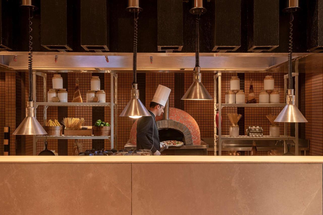 ラディソン ブル ホテル アムリトサル エクステリア 写真 A chef working in a restaurant kitchen