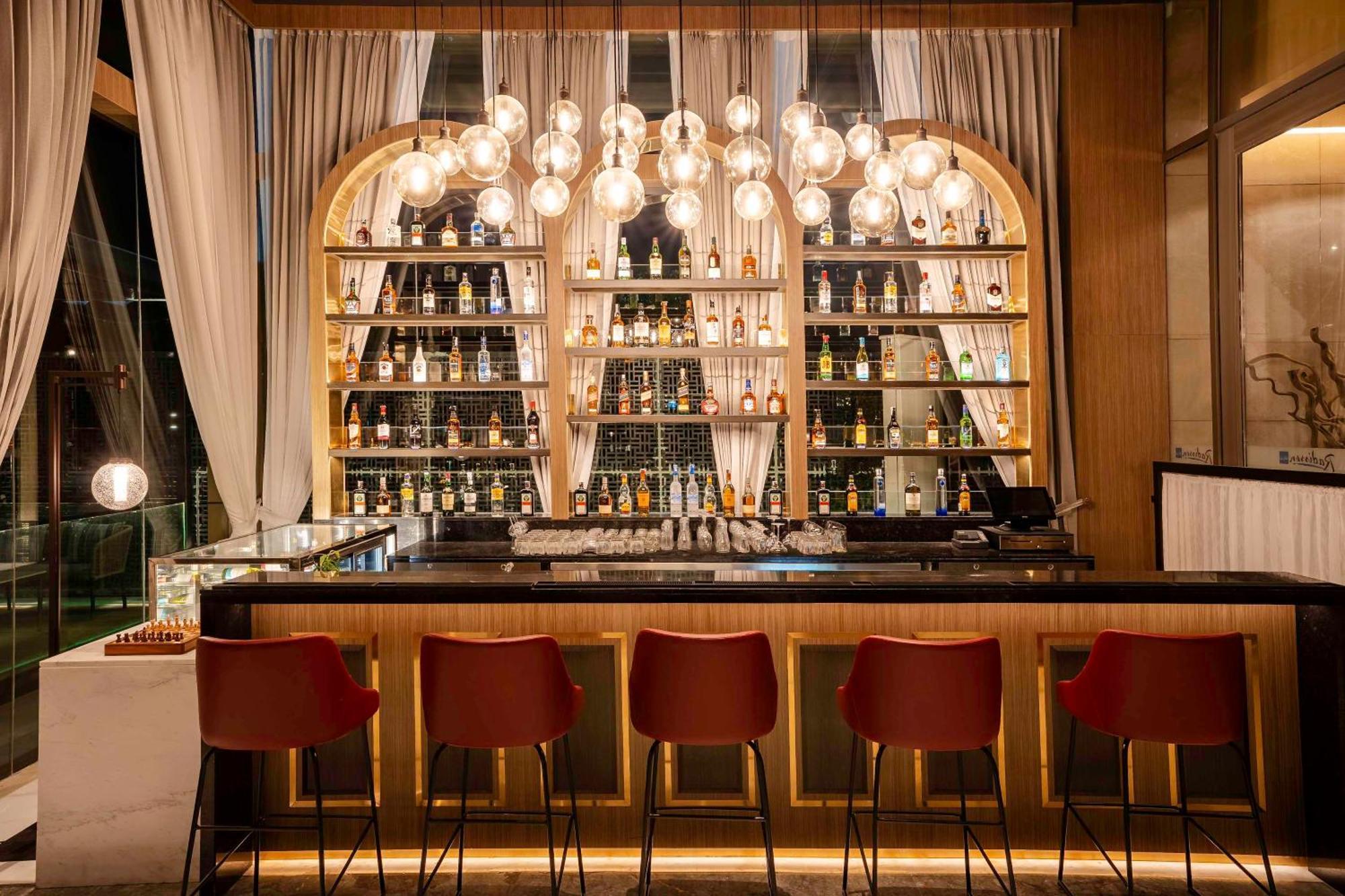 ラディソン ブル ホテル アムリトサル エクステリア 写真 The bar at the 101 Skybar