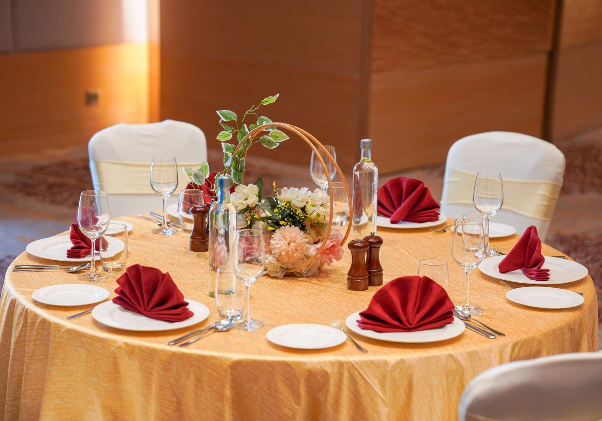 ラディソン ブル ホテル アムリトサル エクステリア 写真 A table set for a formal dinner