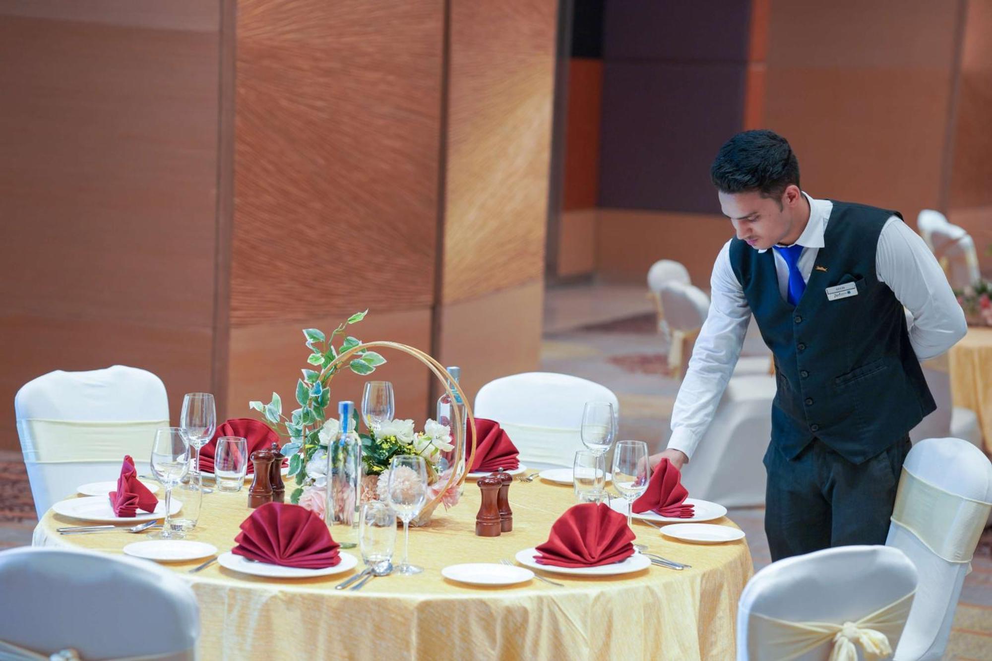 ラディソン ブル ホテル アムリトサル エクステリア 写真 A restaurant server