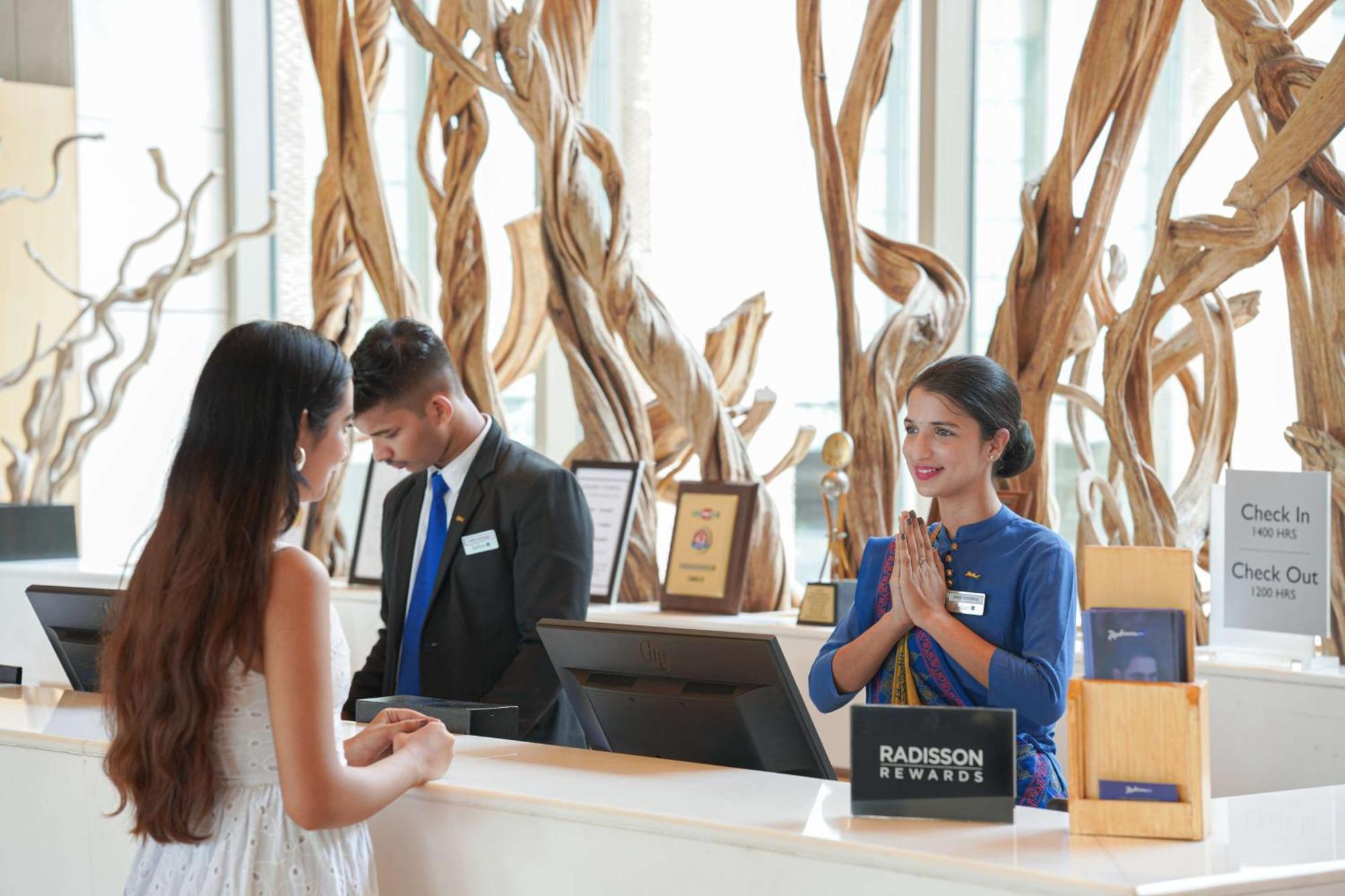 ラディソン ブル ホテル アムリトサル エクステリア 写真 A hotel receptionist at work