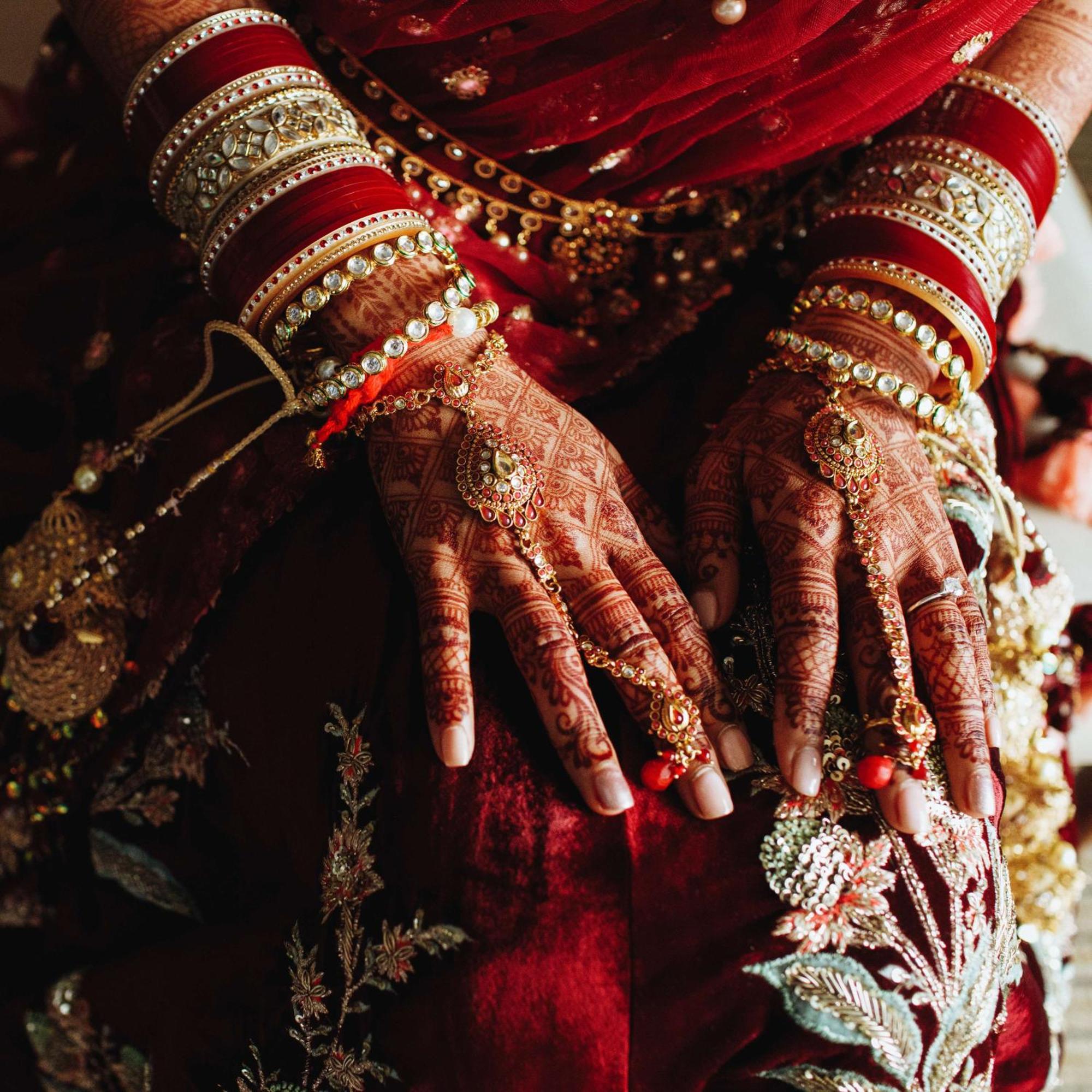 ラディソン ブル ホテル アムリトサル エクステリア 写真 A bride with henna on her hands