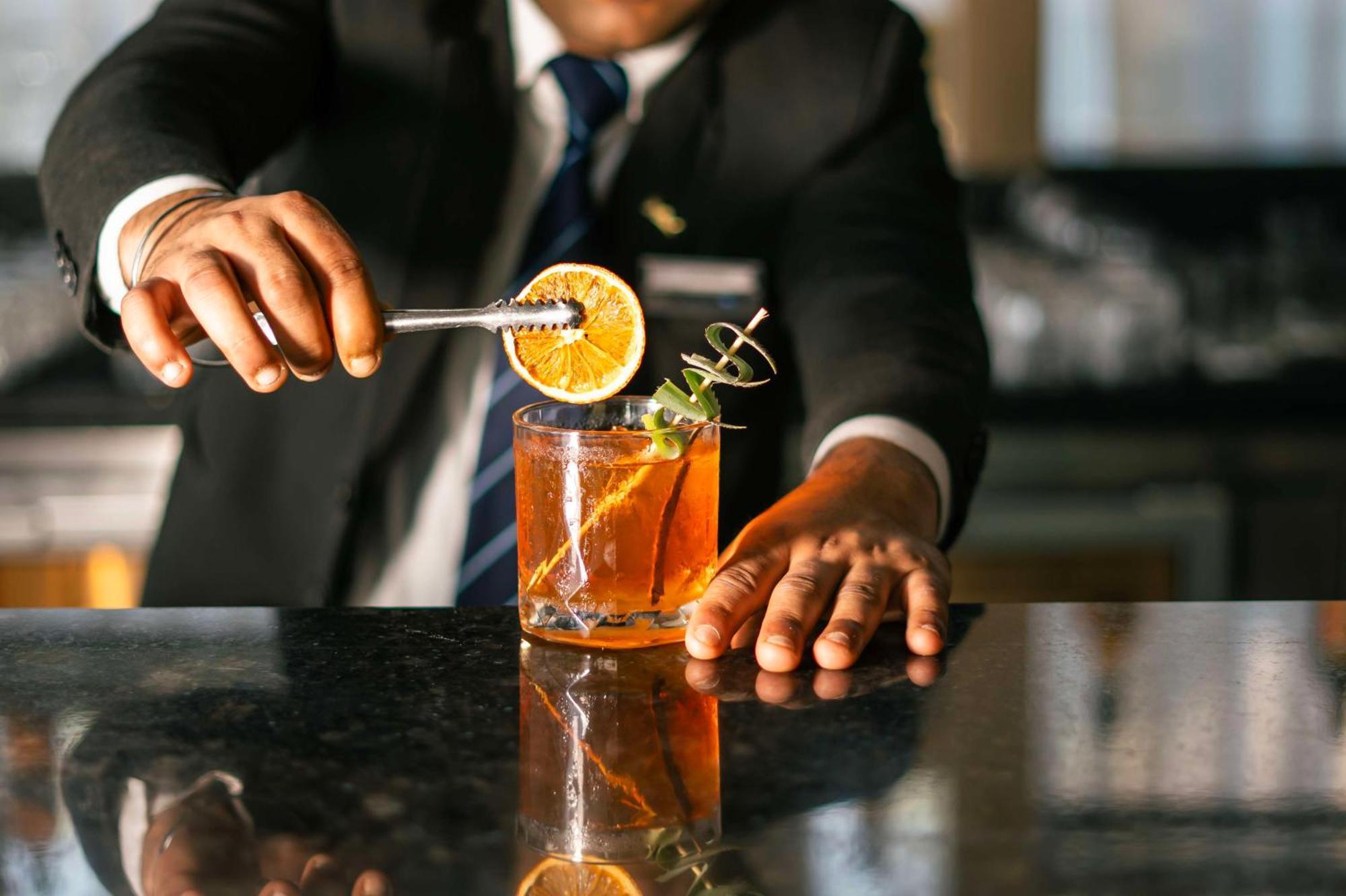ラディソン ブル ホテル アムリトサル エクステリア 写真 A bartender preparing a cocktail