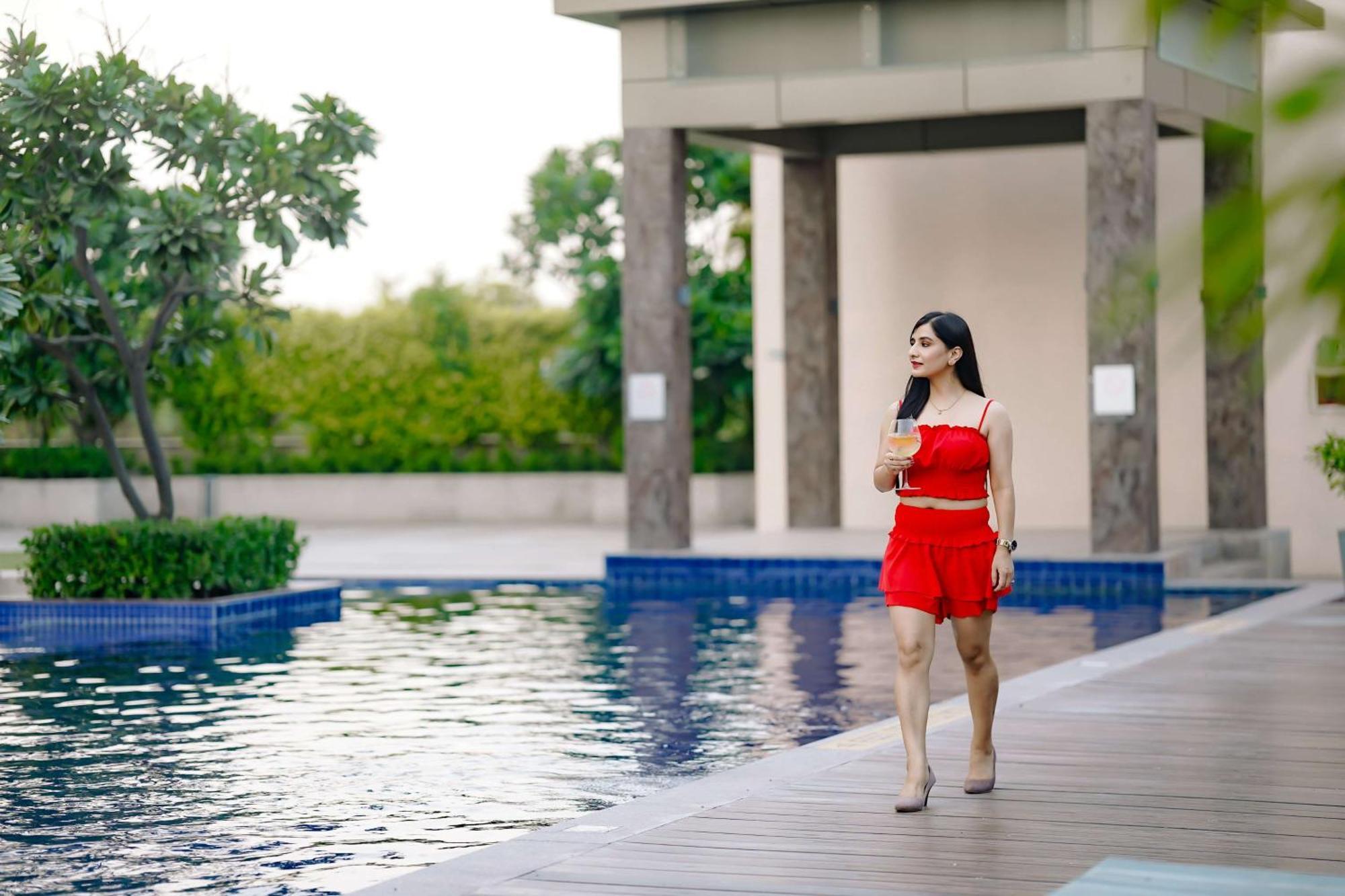 ラディソン ブル ホテル アムリトサル エクステリア 写真 A woman walking by a pool