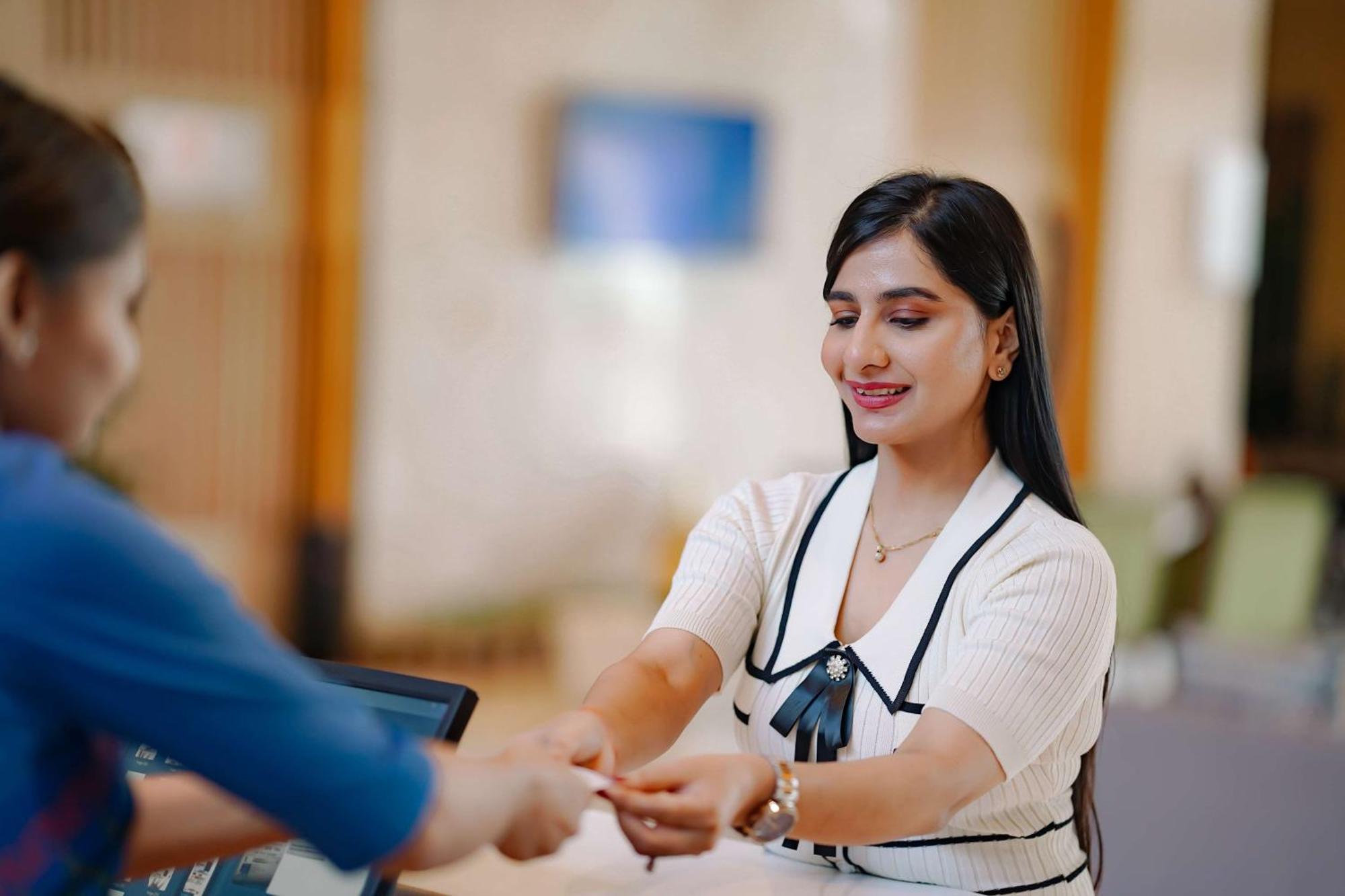 ラディソン ブル ホテル アムリトサル エクステリア 写真 A hotel receptionist