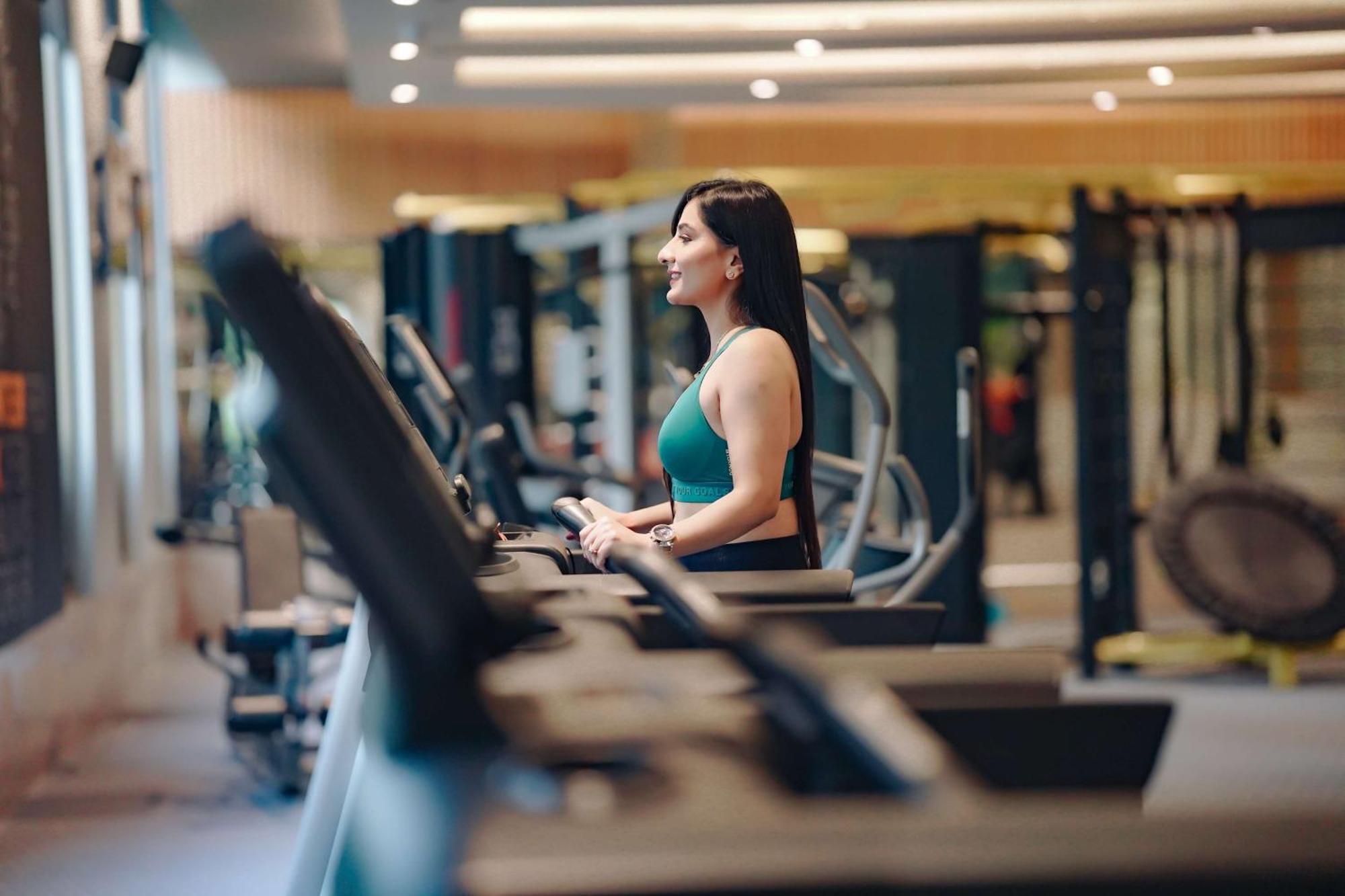 ラディソン ブル ホテル アムリトサル エクステリア 写真 A woman on a treadmill