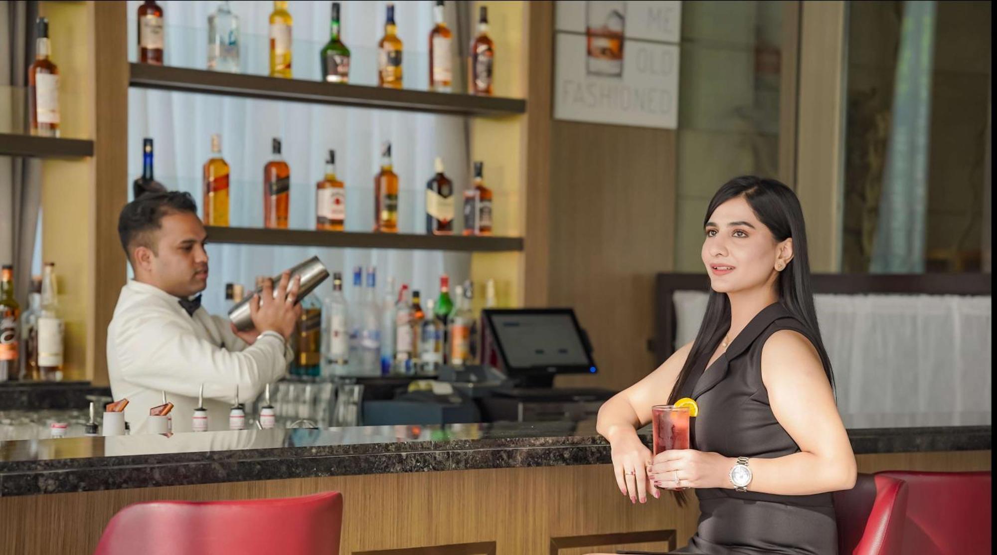 ラディソン ブル ホテル アムリトサル エクステリア 写真 A woman at a bar