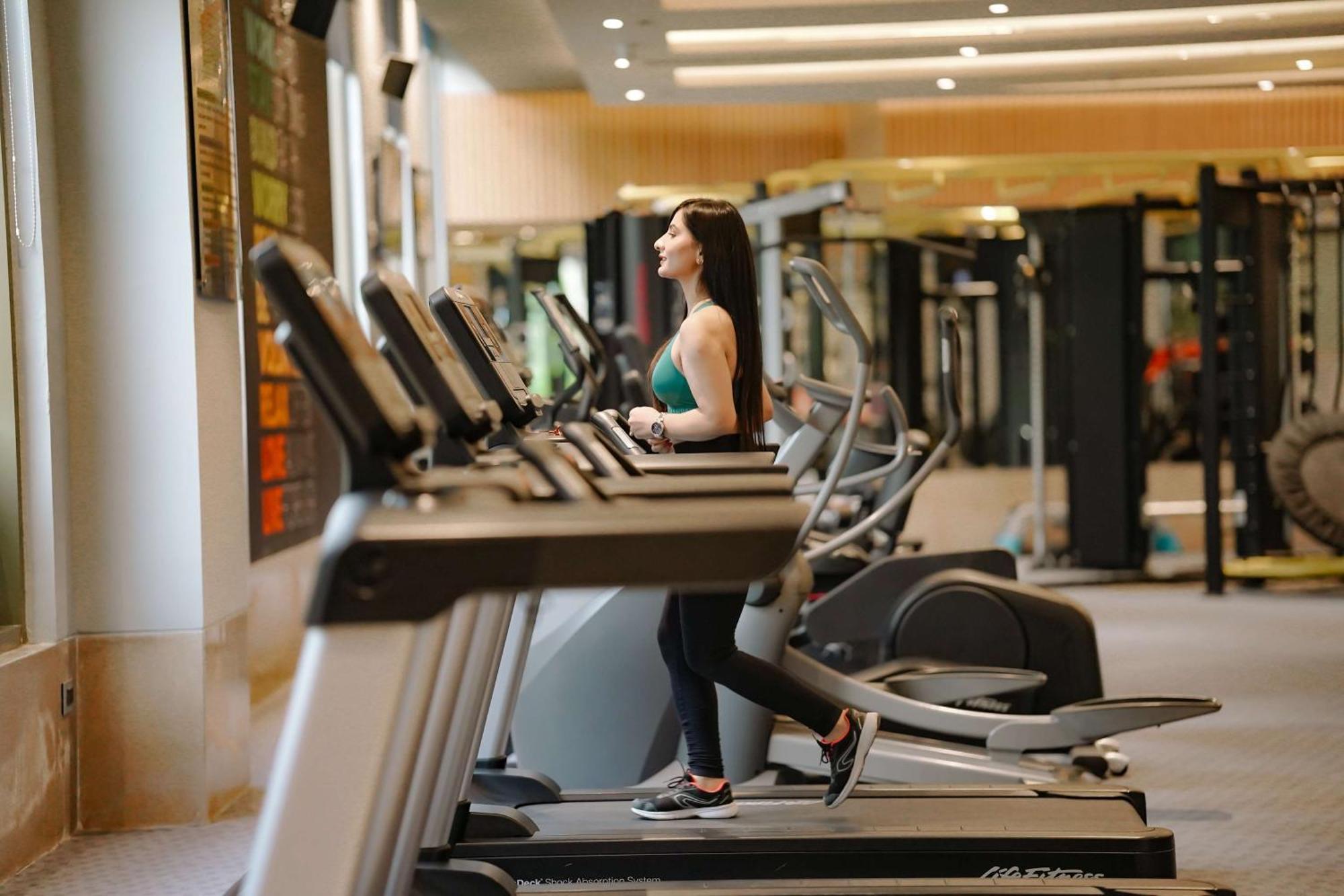 ラディソン ブル ホテル アムリトサル エクステリア 写真 A woman on a treadmill